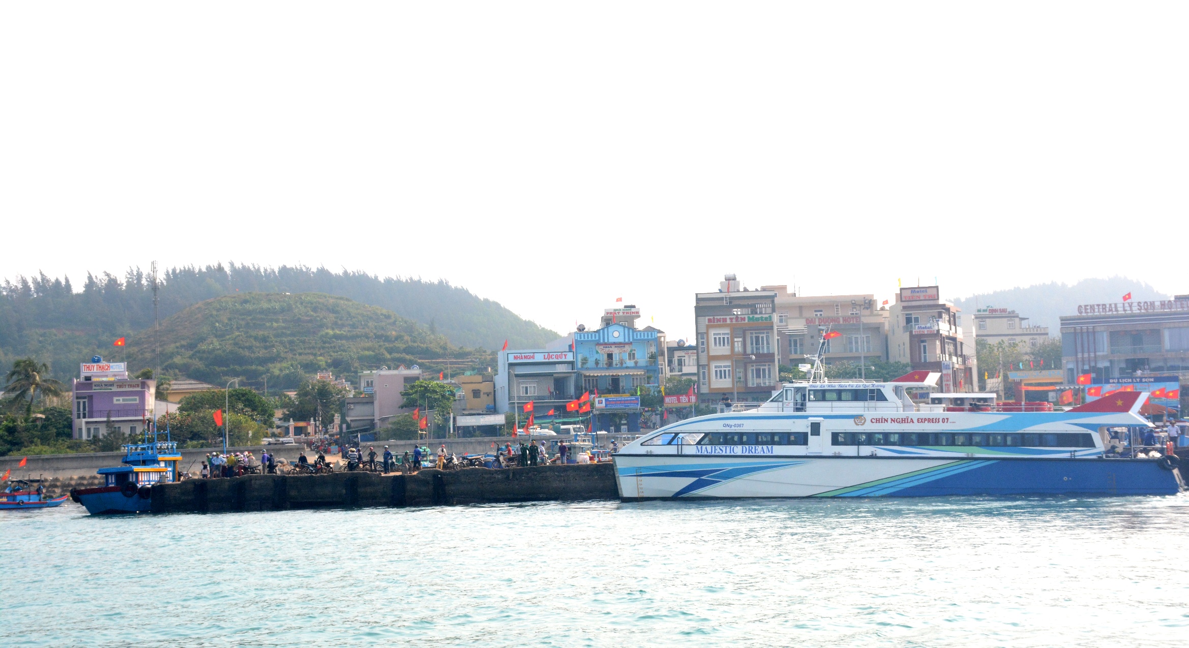 Nhộn nhịp cảng cá Lý Sơn